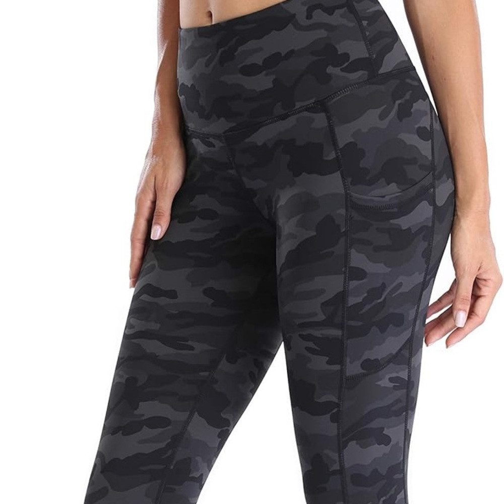 Oakla camo leggings with pockets. 7/8 length.